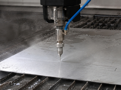 2mm Edelstahlblech (V4A) wird zugeschnitten